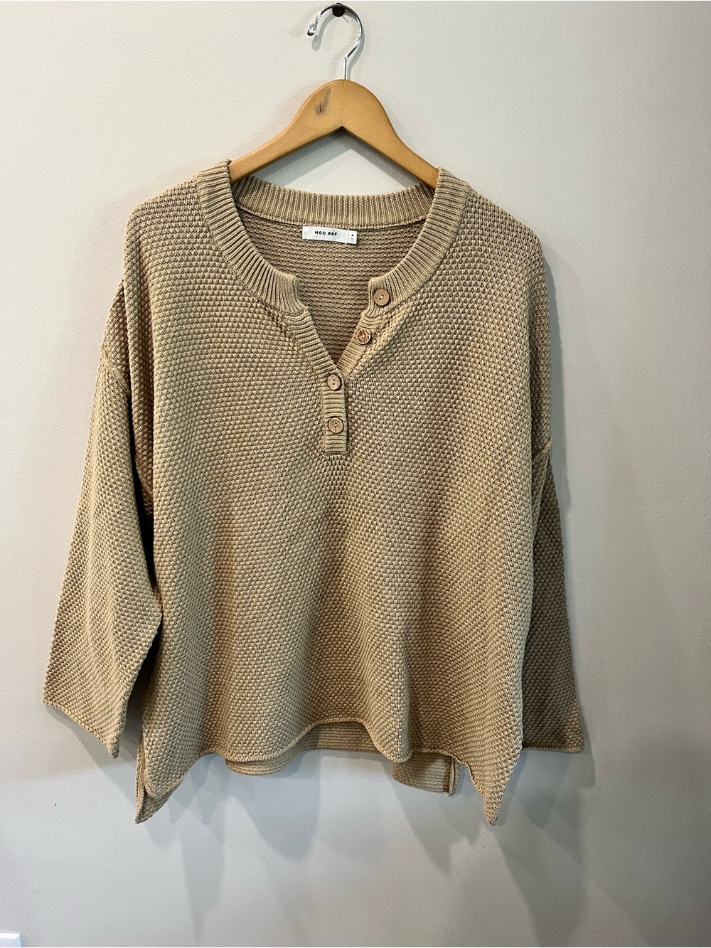 Mod Ref Waffle Knit Henley Sweater Top size medium in Tan